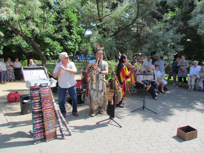 Uczestnicy projektu podczas koncertu Indian na promenadzie w Ciechocinku prowadzącej na tężnie